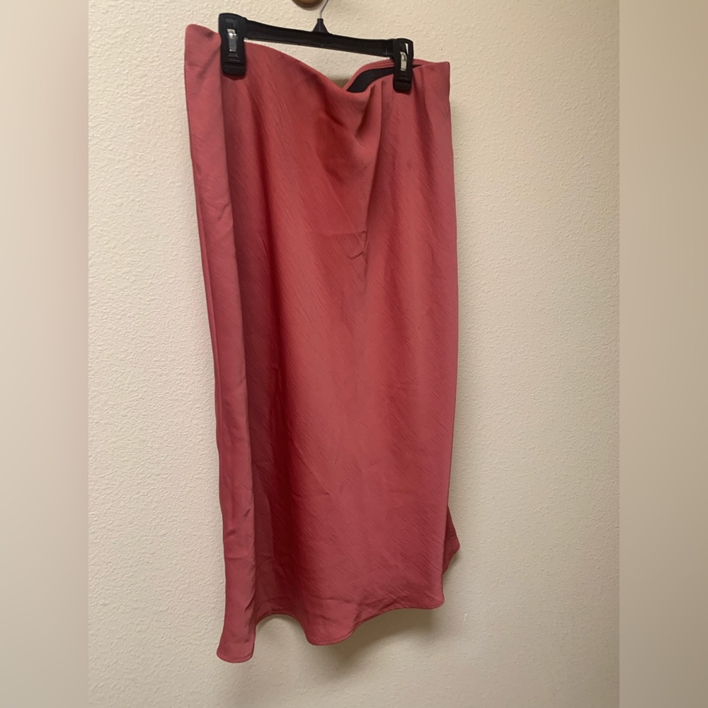 Silky midi target skirt. Elastic waist. Large. Worn …twice? Maybe only once 😆